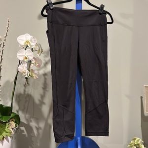 Black Lululemon cropped leggings with side pockets